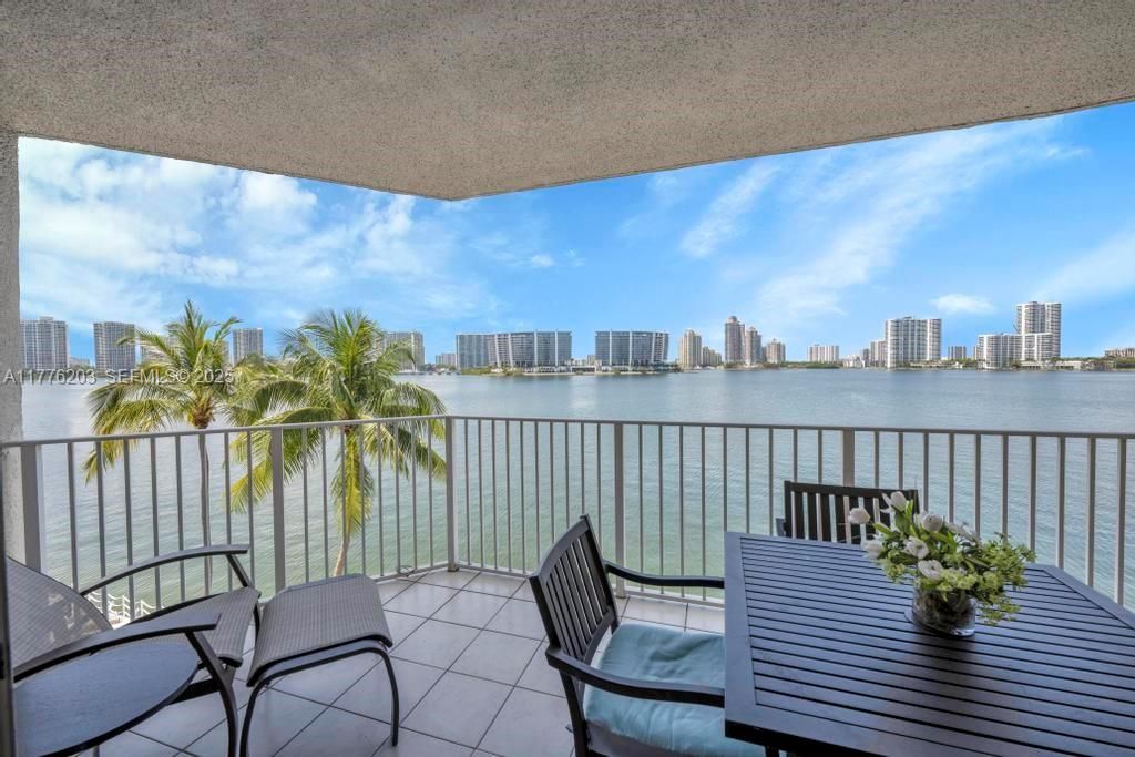 For Sale: $499,999 (2 beds, 2 baths, 1115 Square Feet)