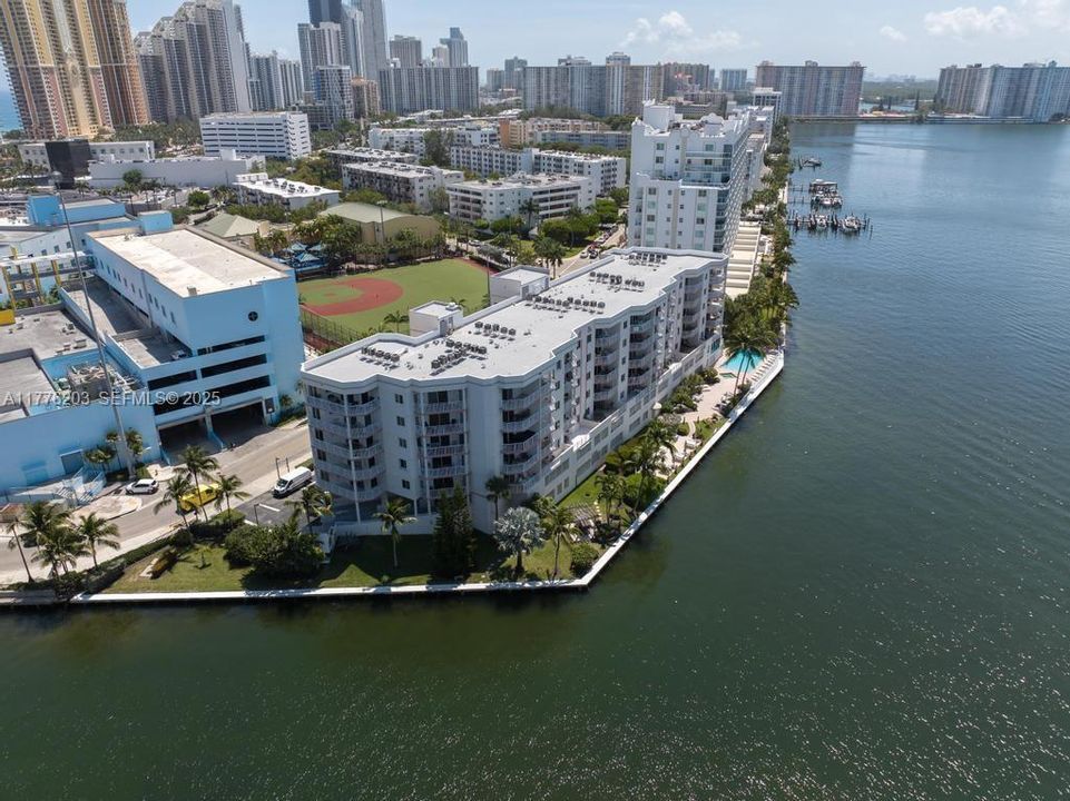 For Sale: $499,999 (2 beds, 2 baths, 1115 Square Feet)