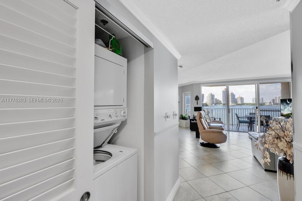 For Sale: $499,999 (2 beds, 2 baths, 1115 Square Feet)