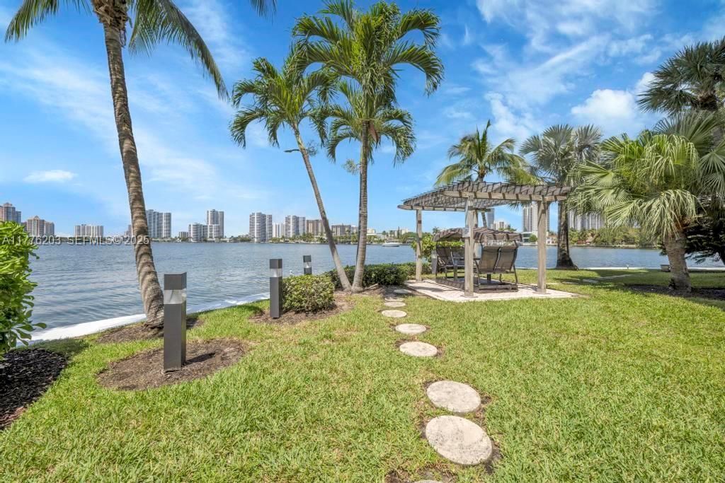 For Sale: $499,999 (2 beds, 2 baths, 1115 Square Feet)