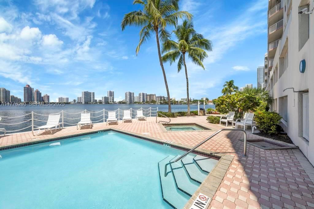 For Sale: $499,999 (2 beds, 2 baths, 1115 Square Feet)