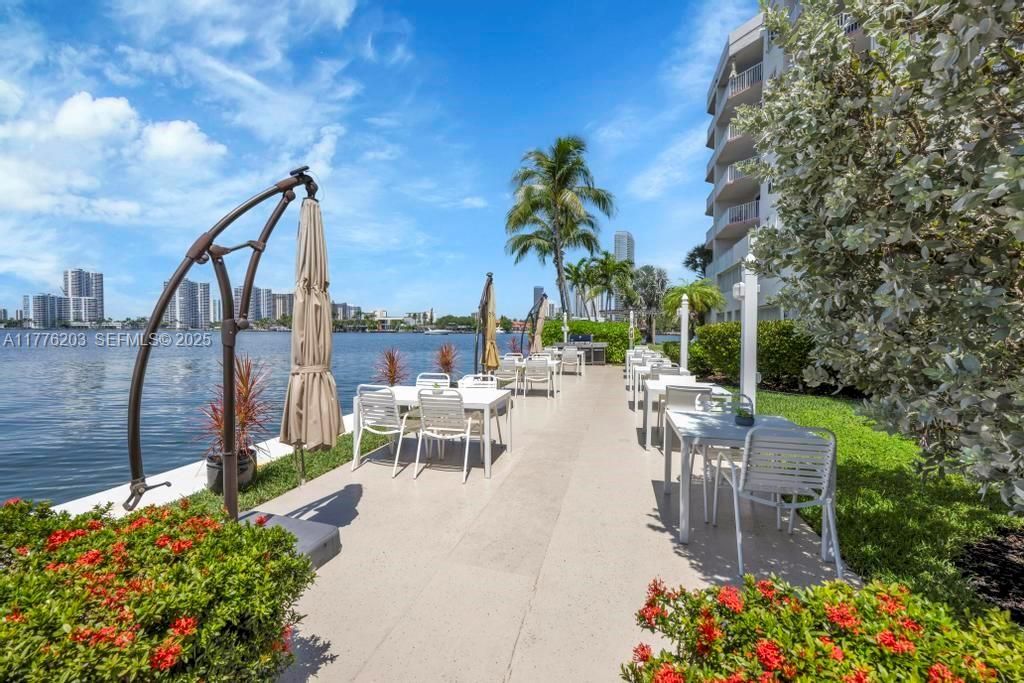 For Sale: $499,999 (2 beds, 2 baths, 1115 Square Feet)