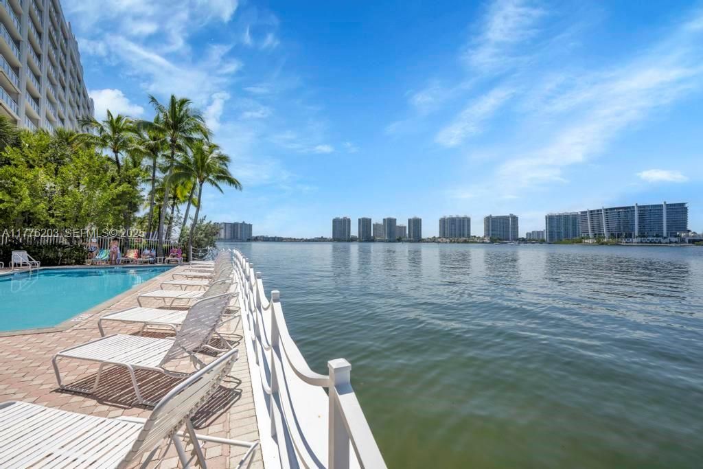 For Sale: $499,999 (2 beds, 2 baths, 1115 Square Feet)