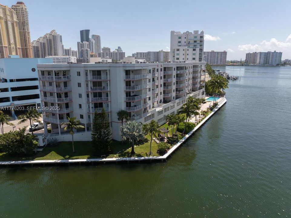 For Sale: $499,999 (2 beds, 2 baths, 1115 Square Feet)