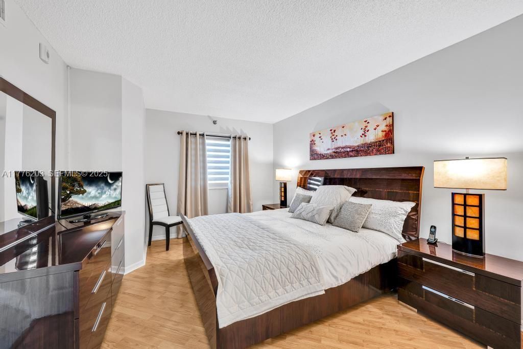 For Sale: $499,999 (2 beds, 2 baths, 1115 Square Feet)