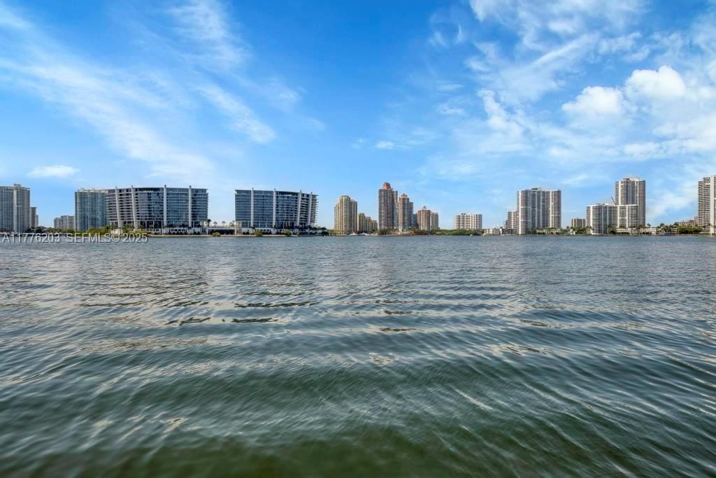 For Sale: $499,999 (2 beds, 2 baths, 1115 Square Feet)