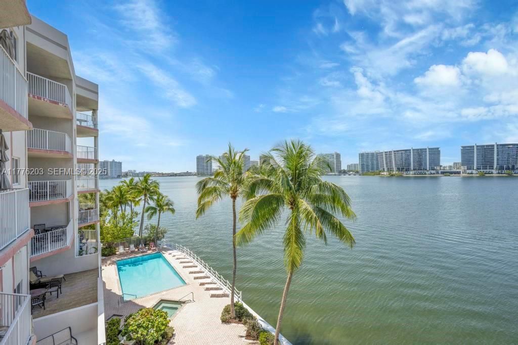 For Sale: $499,999 (2 beds, 2 baths, 1115 Square Feet)