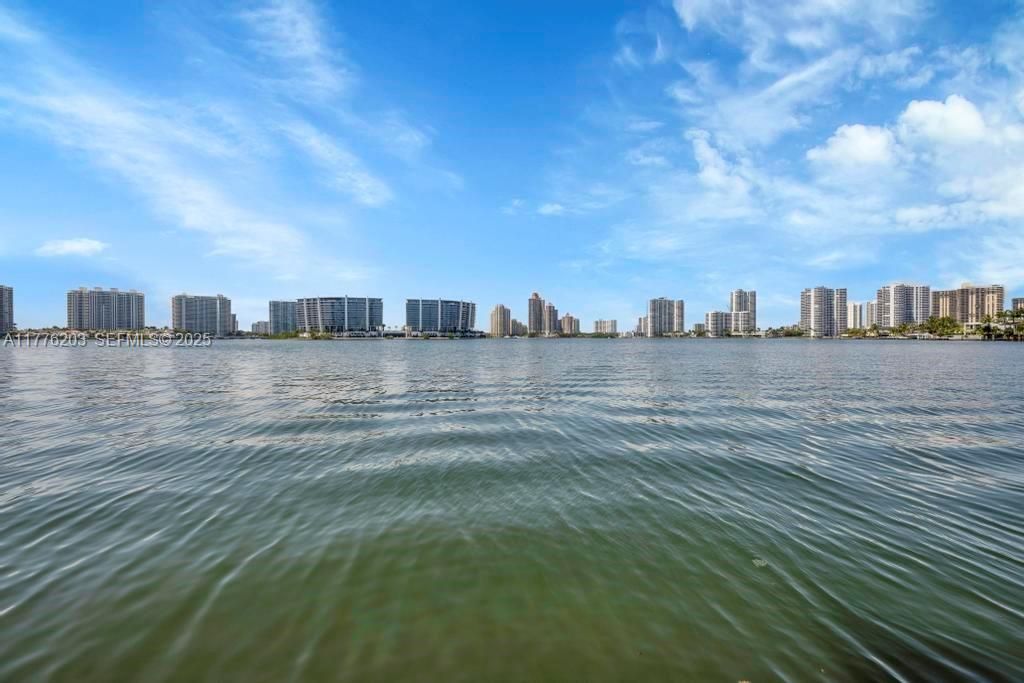 For Sale: $499,999 (2 beds, 2 baths, 1115 Square Feet)