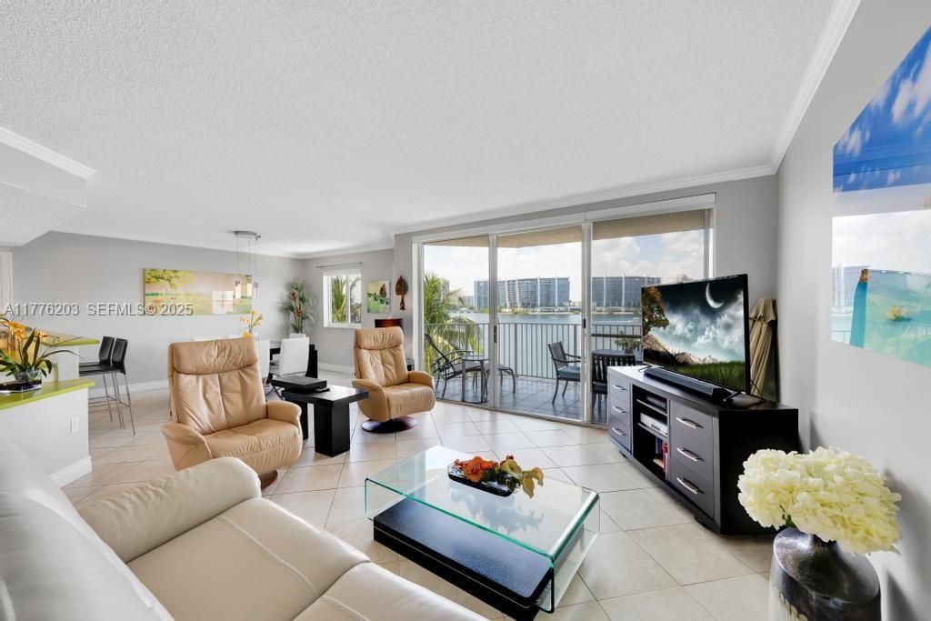 For Sale: $499,999 (2 beds, 2 baths, 1115 Square Feet)