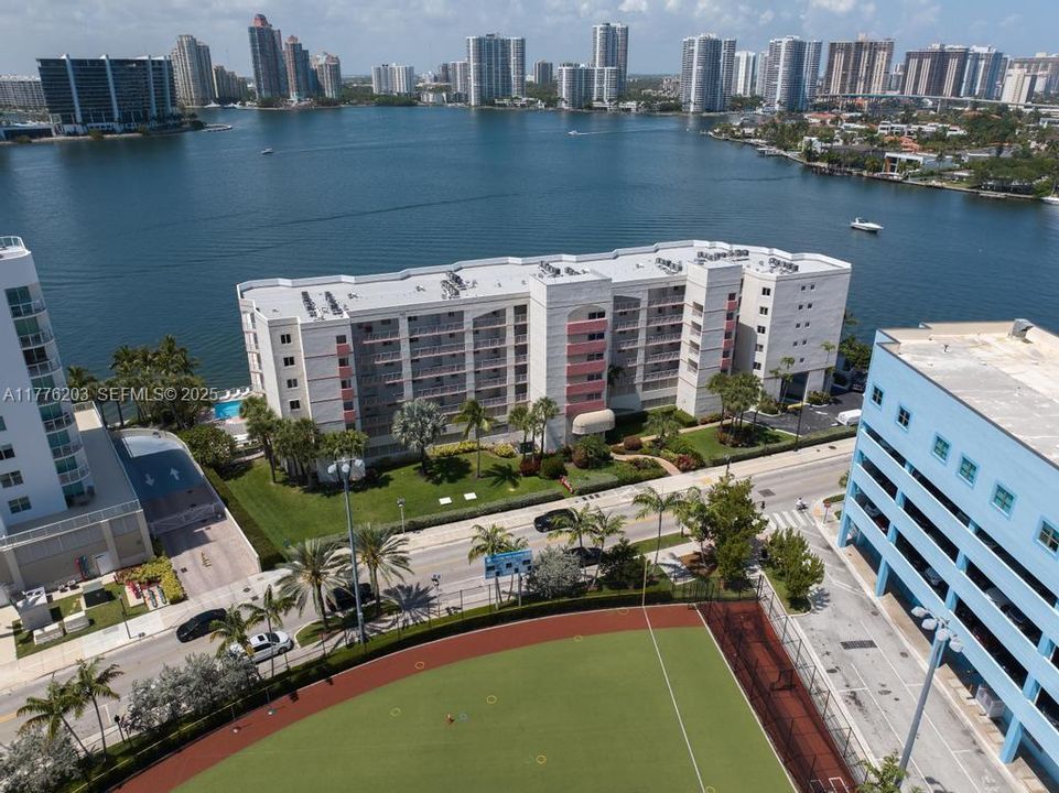 For Sale: $499,999 (2 beds, 2 baths, 1115 Square Feet)