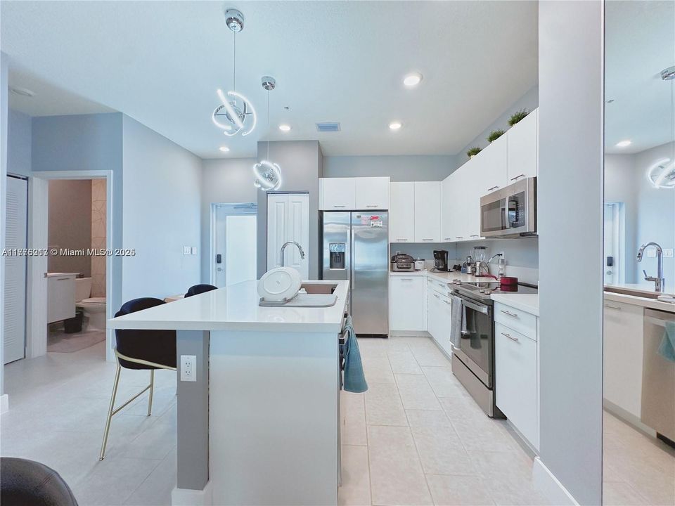 For Sale: $529,000 (2 beds, 2 baths, 1124 Square Feet)