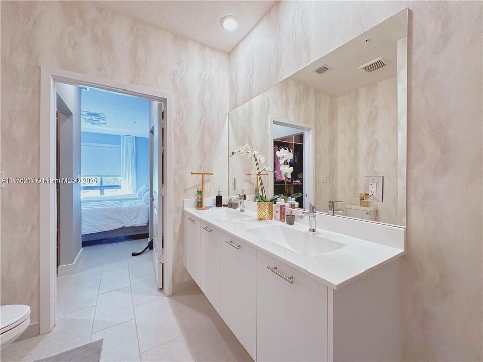 For Sale: $529,000 (2 beds, 2 baths, 1124 Square Feet)