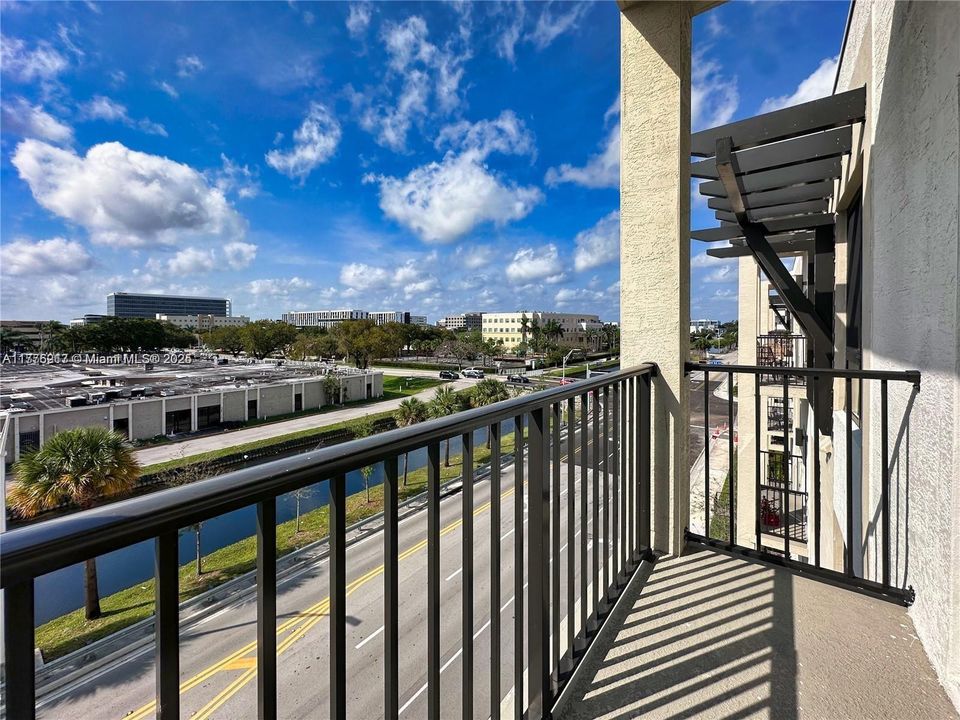 For Sale: $529,000 (2 beds, 2 baths, 1124 Square Feet)