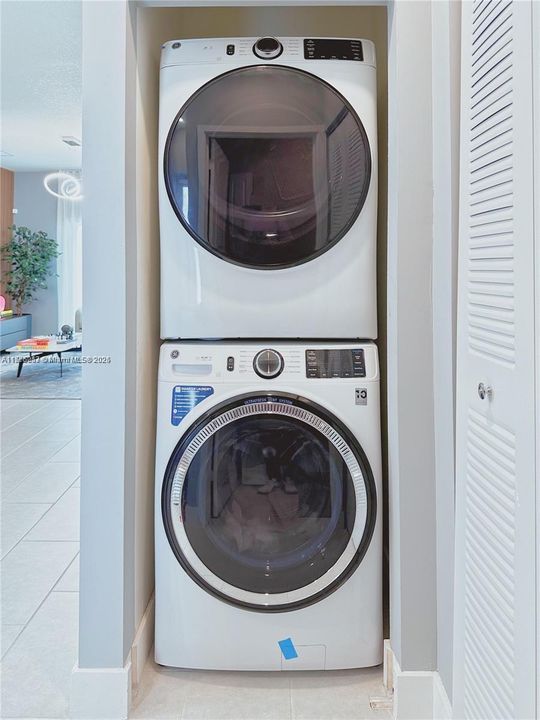 For Sale: $529,000 (2 beds, 2 baths, 1124 Square Feet)