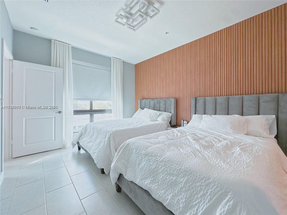 For Sale: $529,000 (2 beds, 2 baths, 1124 Square Feet)