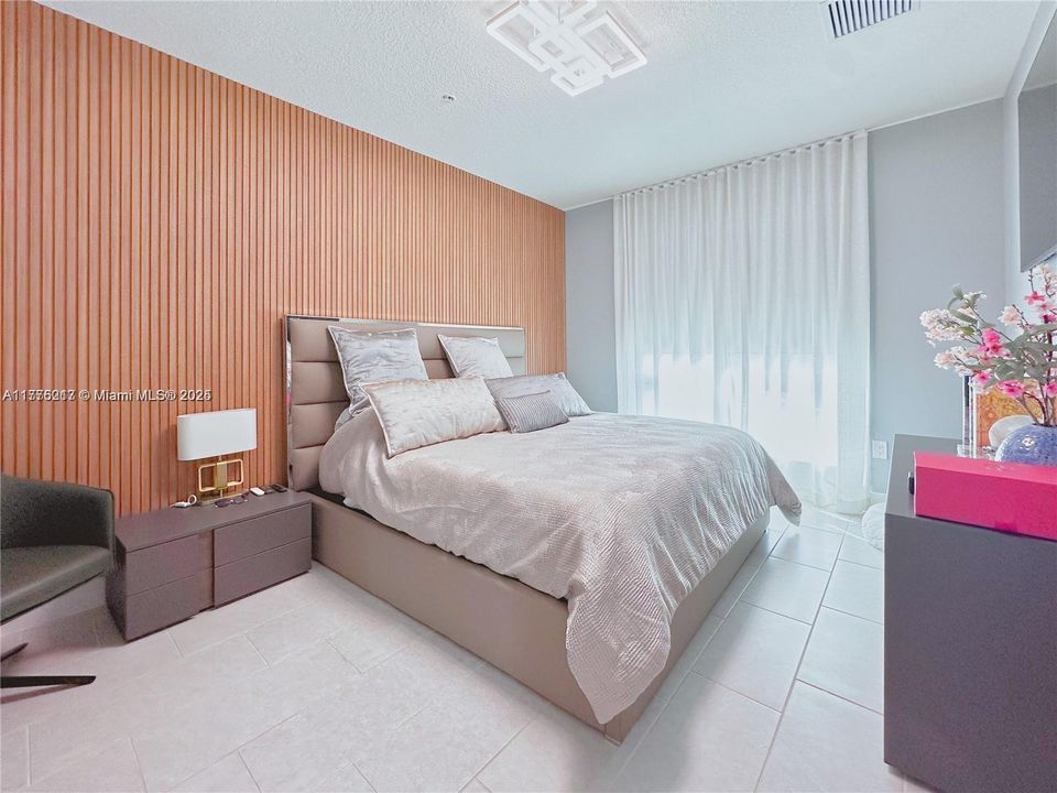 For Sale: $529,000 (2 beds, 2 baths, 1124 Square Feet)