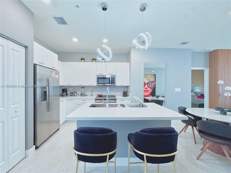 For Sale: $529,000 (2 beds, 2 baths, 1124 Square Feet)