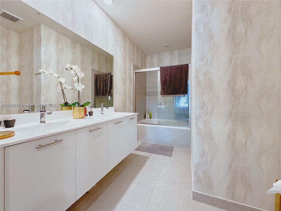 For Sale: $529,000 (2 beds, 2 baths, 1124 Square Feet)