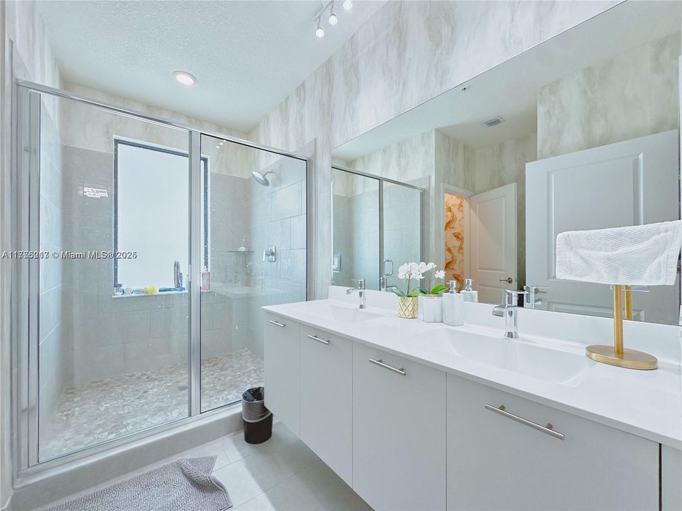 For Sale: $529,000 (2 beds, 2 baths, 1124 Square Feet)