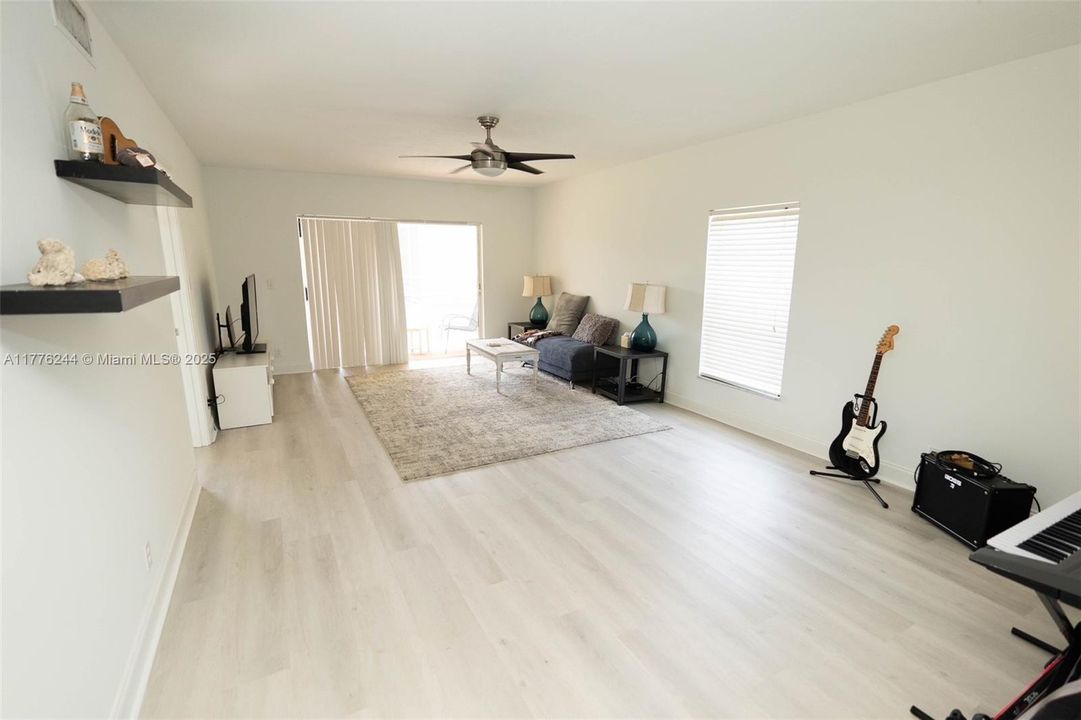 En Venta: $254,900 (2 camas, 2 baños, 1104 Pies cuadrados)