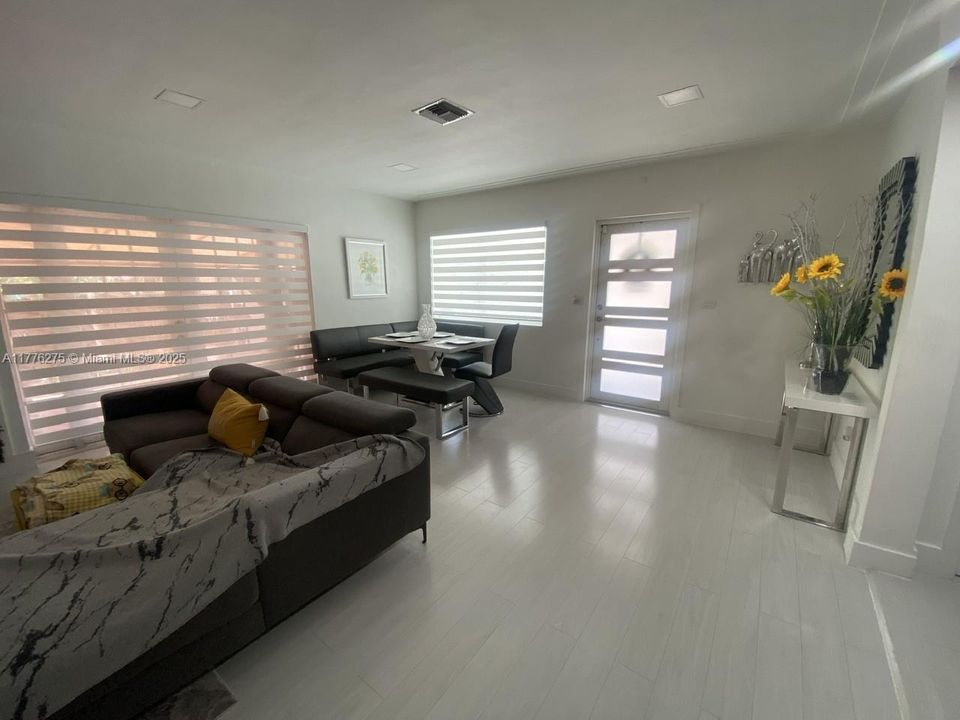 Недавно продано: $799,000 (3 спален, 2 ванн, 1298 Квадратных фут)