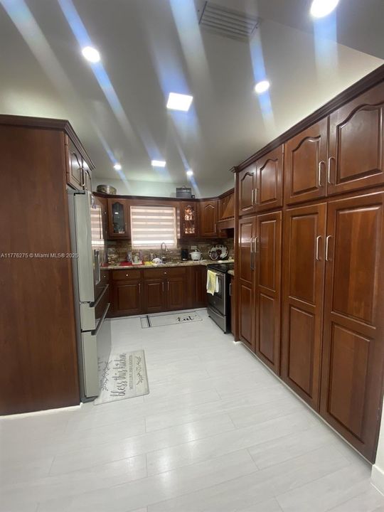 Недавно продано: $799,000 (3 спален, 2 ванн, 1298 Квадратных фут)