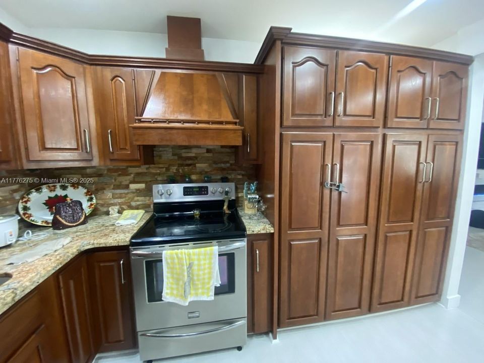 Недавно продано: $799,000 (3 спален, 2 ванн, 1298 Квадратных фут)