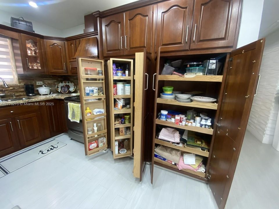 Недавно продано: $799,000 (3 спален, 2 ванн, 1298 Квадратных фут)