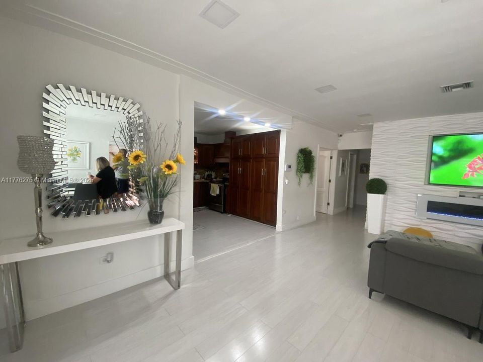 Недавно продано: $799,000 (3 спален, 2 ванн, 1298 Квадратных фут)