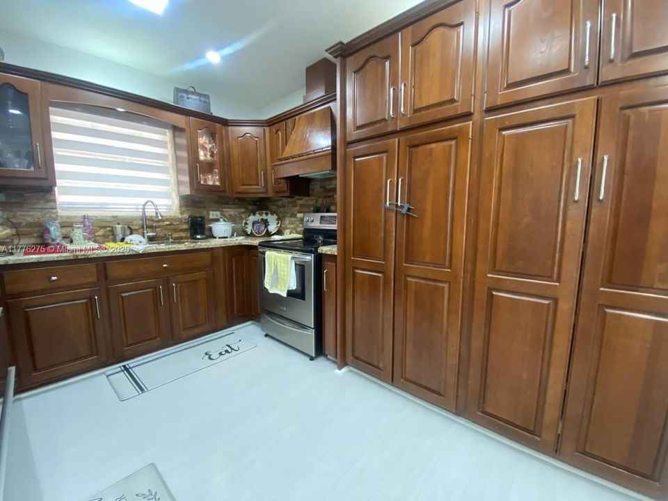 Недавно продано: $799,000 (3 спален, 2 ванн, 1298 Квадратных фут)