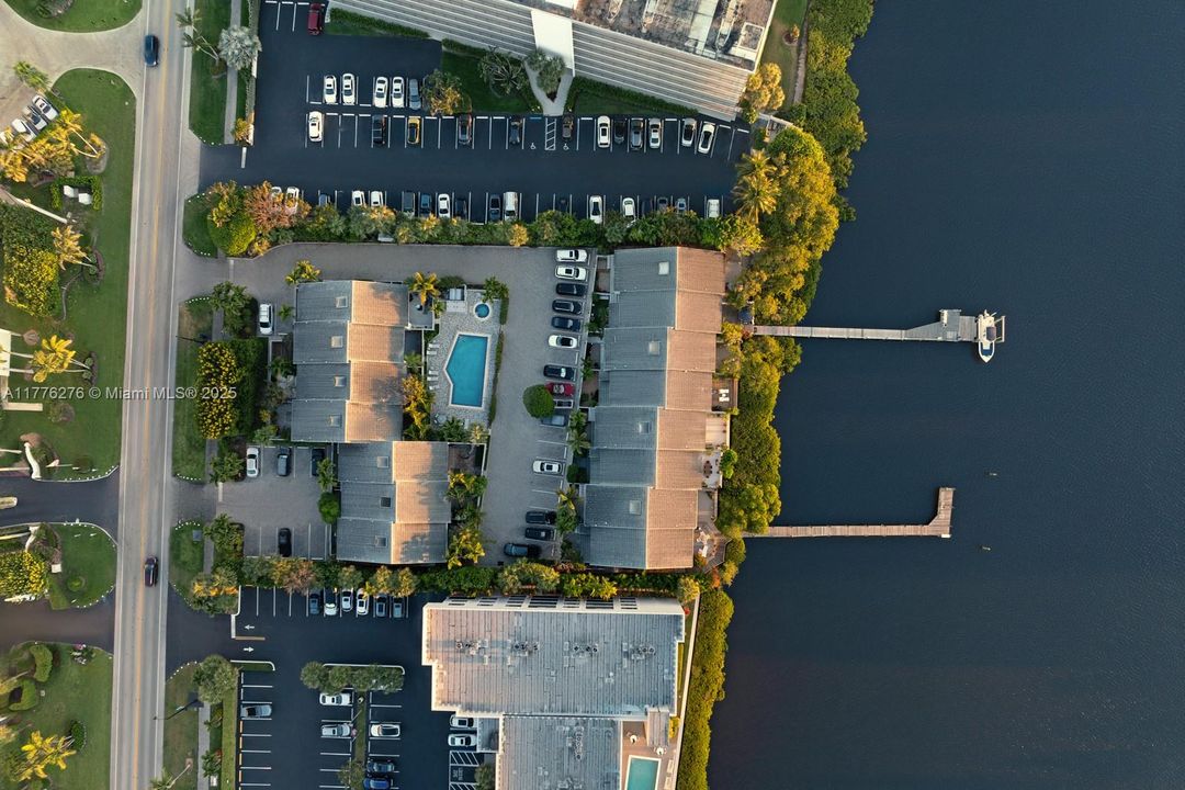 Vendido Recientemente: $1,250,000 (3 camas, 3 baños, 1700 Pies cuadrados)