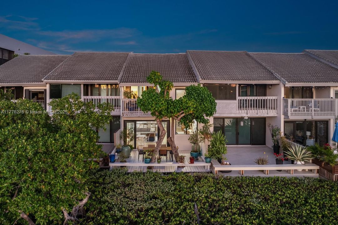 Vendido Recientemente: $1,250,000 (3 camas, 3 baños, 1700 Pies cuadrados)