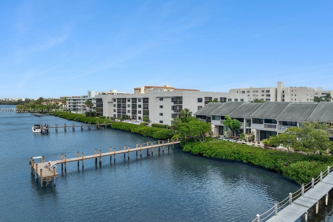 Vendido Recientemente: $1,250,000 (3 camas, 3 baños, 1700 Pies cuadrados)