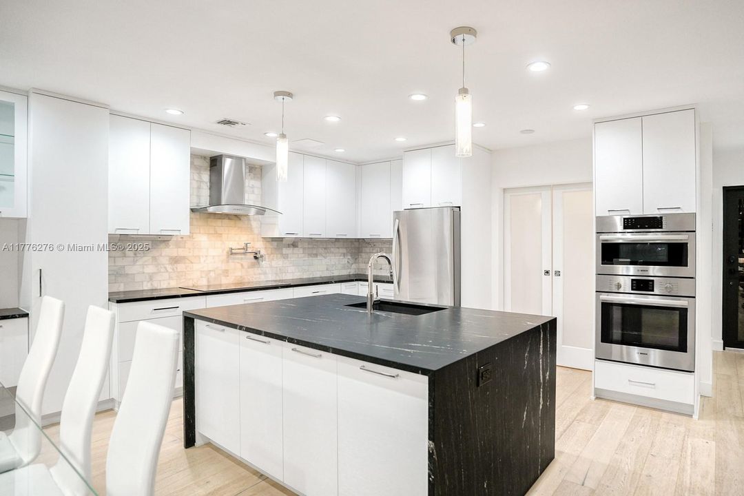Vendido Recientemente: $1,250,000 (3 camas, 3 baños, 1700 Pies cuadrados)