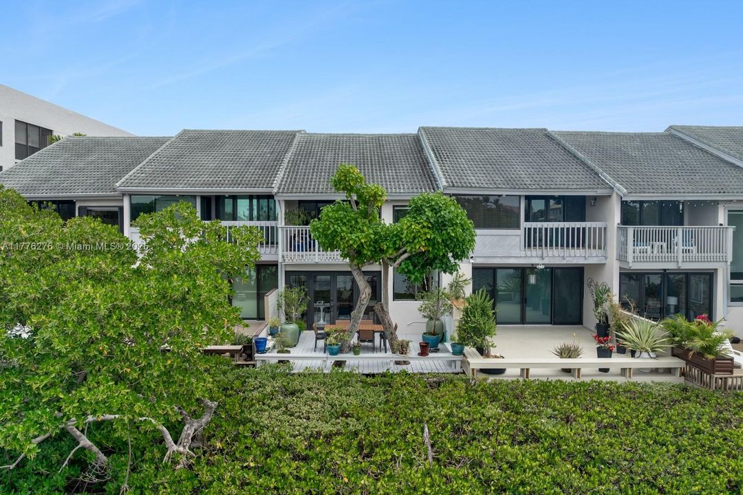 Vendido Recientemente: $1,250,000 (3 camas, 3 baños, 1700 Pies cuadrados)