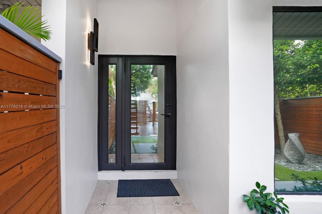 Vendido Recientemente: $1,250,000 (3 camas, 3 baños, 1700 Pies cuadrados)