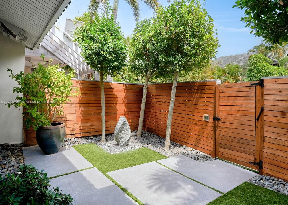 Vendido Recientemente: $1,250,000 (3 camas, 3 baños, 1700 Pies cuadrados)