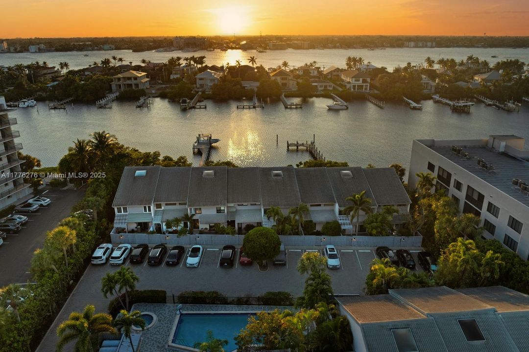 Vendido Recientemente: $1,250,000 (3 camas, 3 baños, 1700 Pies cuadrados)
