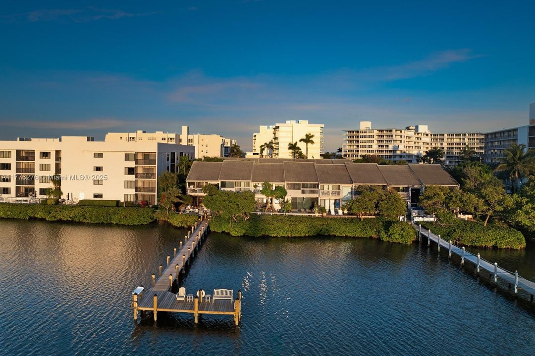 Vendido Recientemente: $1,250,000 (3 camas, 3 baños, 1700 Pies cuadrados)