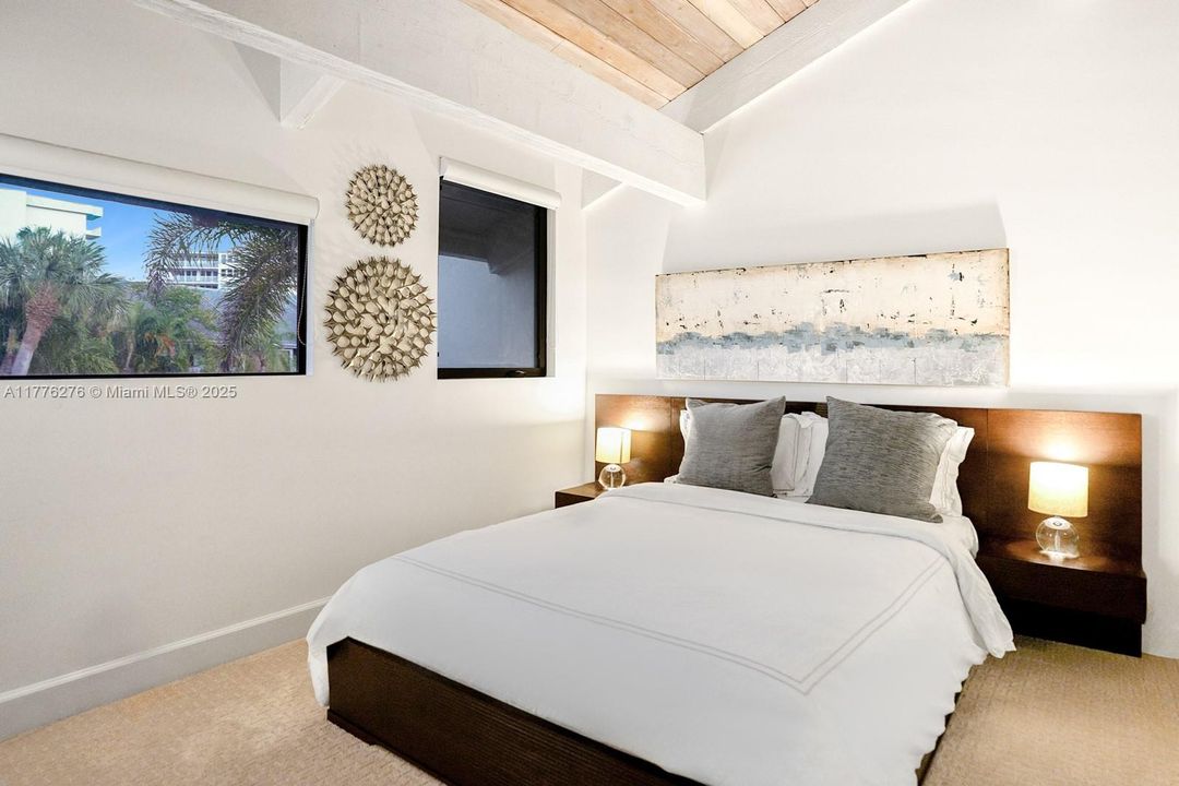 Vendido Recientemente: $1,250,000 (3 camas, 3 baños, 1700 Pies cuadrados)