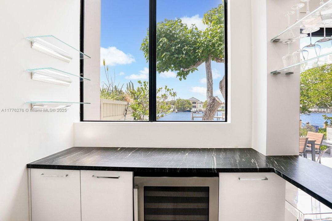 Vendido Recientemente: $1,250,000 (3 camas, 3 baños, 1700 Pies cuadrados)