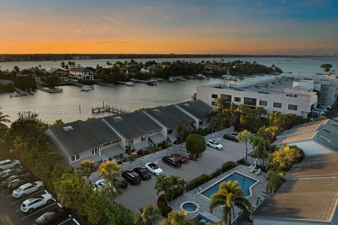 Vendido Recientemente: $1,250,000 (3 camas, 3 baños, 1700 Pies cuadrados)