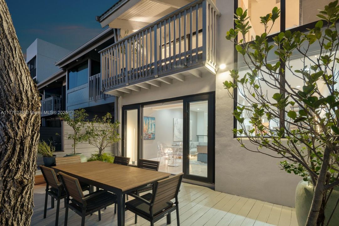 Vendido Recientemente: $1,250,000 (3 camas, 3 baños, 1700 Pies cuadrados)