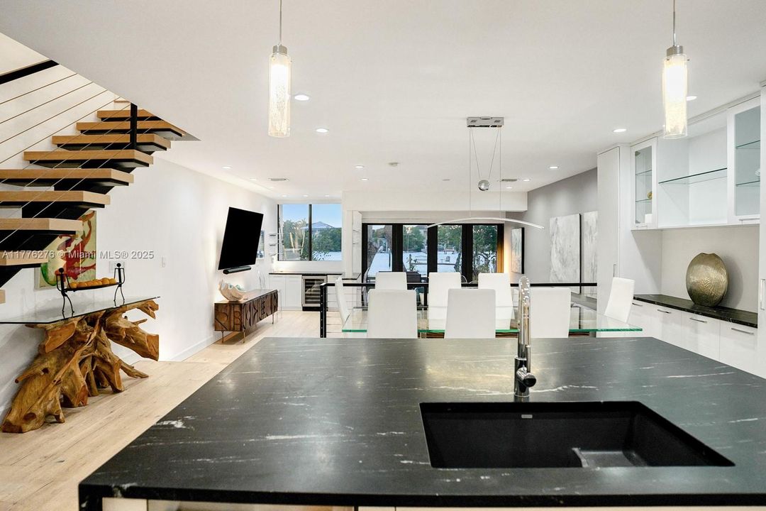 Vendido Recientemente: $1,250,000 (3 camas, 3 baños, 1700 Pies cuadrados)