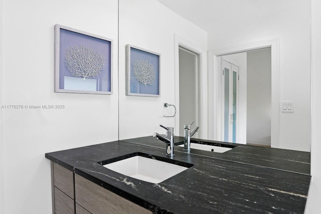 Vendido Recientemente: $1,250,000 (3 camas, 3 baños, 1700 Pies cuadrados)