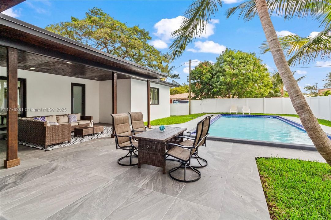 Recently Rented: $8,000 (3 beds, 3 baths, 3000 Square Feet)