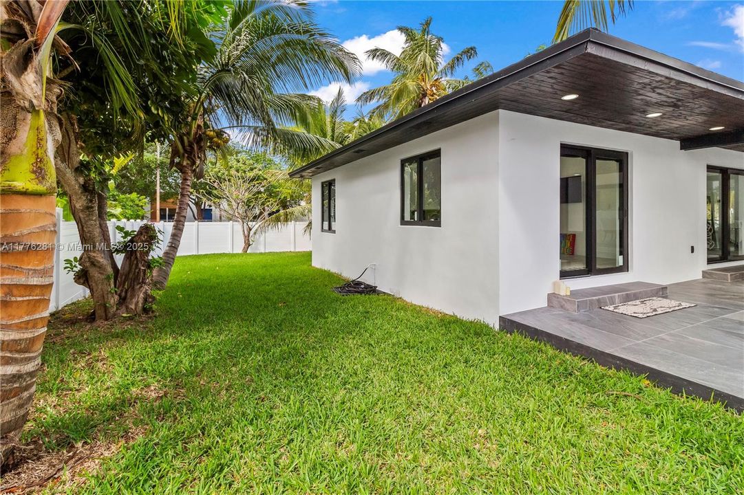 Recently Rented: $8,000 (3 beds, 3 baths, 3000 Square Feet)