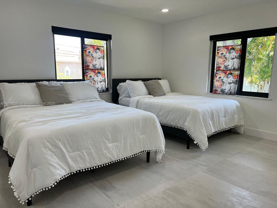 Recently Rented: $8,000 (3 beds, 3 baths, 3000 Square Feet)