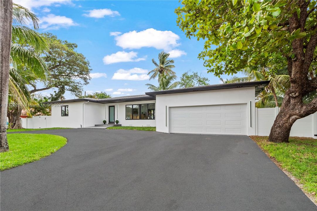 Recently Rented: $8,000 (3 beds, 3 baths, 3000 Square Feet)