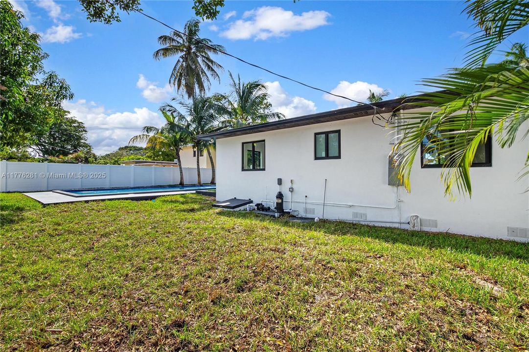 Recently Rented: $8,000 (3 beds, 3 baths, 3000 Square Feet)